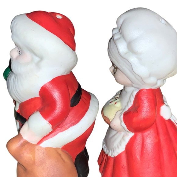 Santa and Mrs Claus Salt and Pepper Shaker Set - Picture 9 of 9